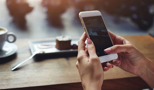 Uso excessivo de dispositivos móveis pode prejudicar a saúde das mãos?